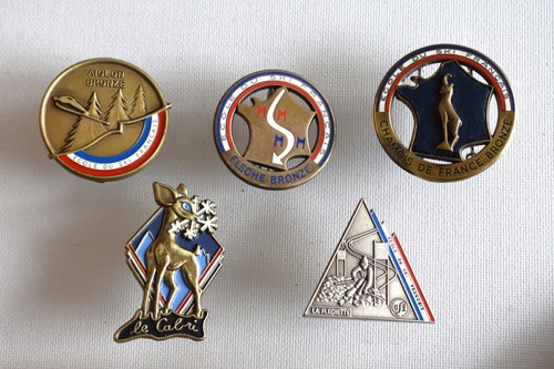 Joli lot insignes - joli,
