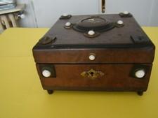 Belle boite Napoléon III, décorée de perles blanches, 16 x 16 cm   #1158#