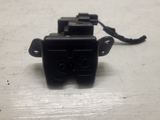 Système attache hayon pour