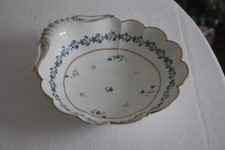 Plat coquille porcelaine de Paris, Clignancourt, Période MOITTE XVIIIe Barbeaux