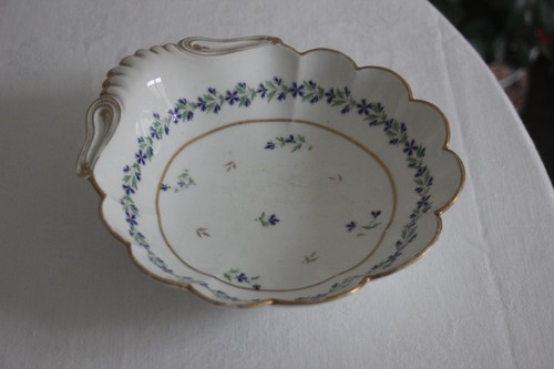 Plat coquille porcelaine - , de