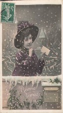 CP BONNE ANNEE FEMME ELEGANTE CHAPEAU PRES BOITE-A-LETTRES SOUS NEIGE