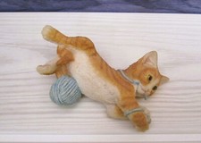 Figurine Chat / Chaton roux avec pelote de laine COUNTRY ARTISTS 1999 - Kitten