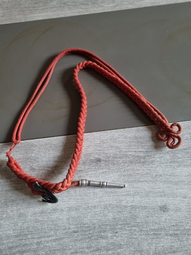 Fourragère rouge avec - ,