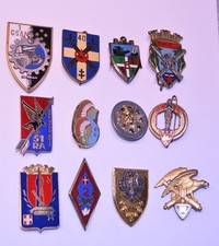 10 INSIGNES REGIMENTAIRES ORIGINALES + 2 ATLAS FRANCAISES ARTILLERIE