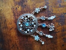 Ancienne Broche ronde Vintage avec breloques et strass