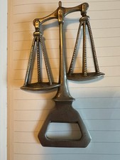 DÉCAPSULEUR ACIER INOX EN FORME DE BALANCE DE JUSTICE