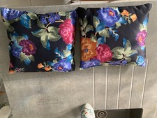 2 coussins satinés noir fleuris 40x42cm garnis mousse