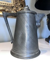 Pichet en étain ciselé, prise en forme de cygne & anse à décor de visage féminin