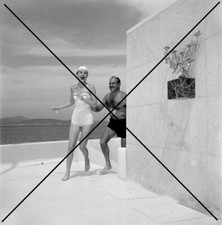 PHOTO DE RAYMOND LOEWY ET SA FEMME ANNEES 60