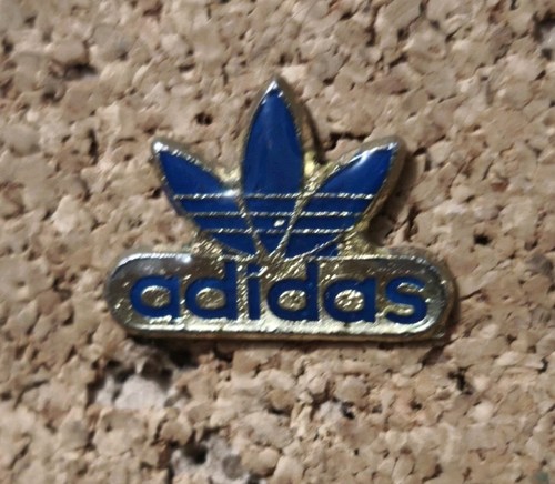 Pin adidas marque outfit - pin's,