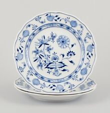 Meissen, Germany. Motif oignon bleu. Trois assiettes profondes en porcelaine.