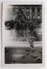 Lyon, homme assis bord fontaine, pigeons, lumière - Photo vintage snapshot, 1951