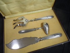 COFFRET DE COUVERTS DE SERVICE A POISSONS MANCHE ARGENT FOURRE MINERVE 1° TITRE