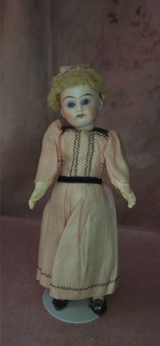 Jolie poupée ancienne
