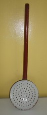 Ancien écumoire en tôle émaillée marron et blanc 40 cm