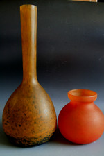 DEUX VASES ANCIENS EN VERRE -