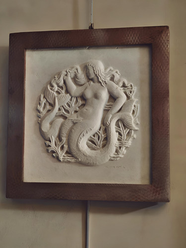 Sculpture bas relief - /, signé