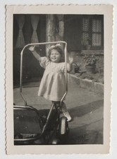 Fille contente poussette robe flou mouvement - Photo ancienne snapshot 1948