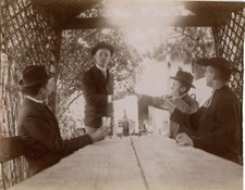 PHOTO ANCIENNE - VINTAGE SNAPSHOT - APÉRITIF ALCOOL MODE CHAPEAU CURÉ - DRINKING