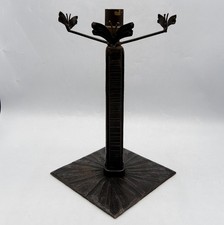 Pied de lampe en fer forgé martelé patiné à décor géométrique Art Déco