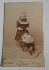 ANCIENNE PHOTO PETITE FILLE ALSACIENNE AVEC SA POUPEE ALSACE STRASBOURG