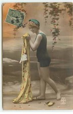 Fantaisie - Jeune femme portant un maillot de bain, et un peignoir fleur - 24243