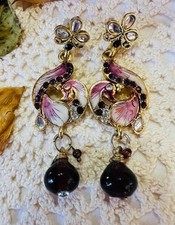 Boucles d'oreilles pendants plaqué or émail pâte de verre tons rose violet clous