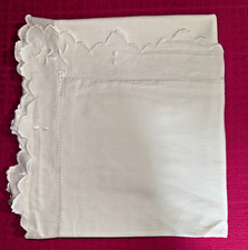 Taie d'oreiller ancienne pur coton festonnée brodée main  78 cm x 76 cm réf T157