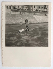 Garçon brouette bord de mer, plage - Photo vintage snapshot, Normandie?