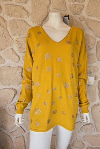 Pull moutarde avec motifs