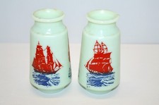 -2 PETITS VASES OPALINE VERTE