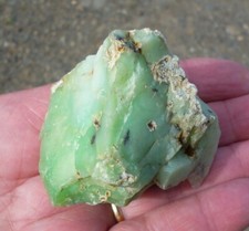 Chrysoprase pierre collection brute naturelle 51x47x54 mm 124 g. Indonésie