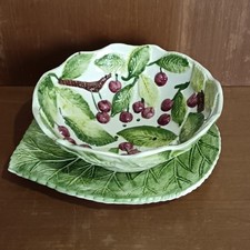 Coupe À Fruits Egouttoir Décor Cerises Et Son Plat Feuille En Barbotine, Vintage