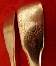 deux cuillères en argent aux