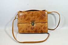 VINTAGE ! SAC CARTABLE EN CUIR REPOUSSE, bandoulière, motif chevaux et sangles