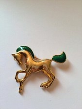BROCHE-  thème Cheval -  doré émaillé -  haute qualité - 5,2 x 4,2cm environ