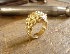 Bague en or jaune 9 KT petit hérisson avec yeux en rubis