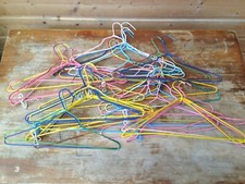 Lot de 35 cintres à vêtements vintage en métal recouvert de plastique couleur