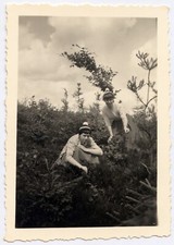 Portrait 2 jeunes femmes cueillette mûres - photo ancienne an. 1960