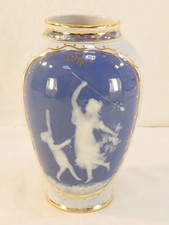 Grand Vase en porcelaine de LIMOGES Pâte sur pâte décor en medaillon