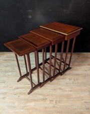Série de 4 tables gigognes de style Louis XVI