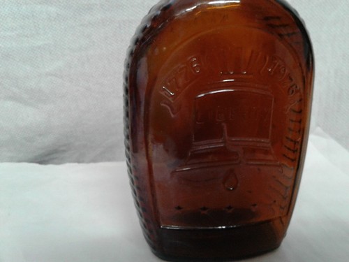 Log cabin syrup bottle 1976 - log,
