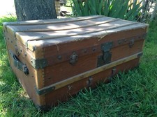 Ancienne et très grande malle CAISSE boite  rangement art populaire cuir 