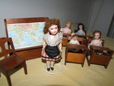  ÉCOLE AVEC 5 POUPÉES