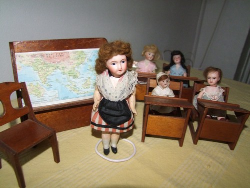 école avec poupées - École,