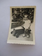 PHOTOGRAPHIE ANCIENNE 1948 ENFANT ET SON JOUET ANCIEN VOITURE A PEDALE