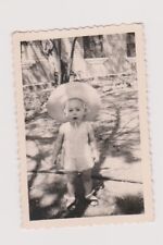 Photo ancienne ?️ Enfant chapeau paille sandales maison brique 1950 ?
