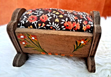 ANCIEN PIQUE AIGUILLES EN BOIS  FABRICATION ARTISANALE  FORME BERCEAU