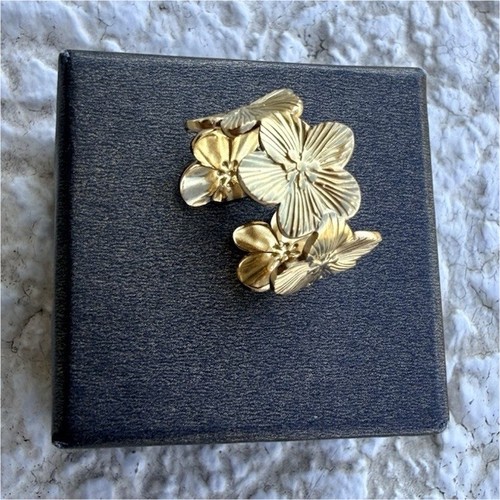 Bague dorée motif fleurs